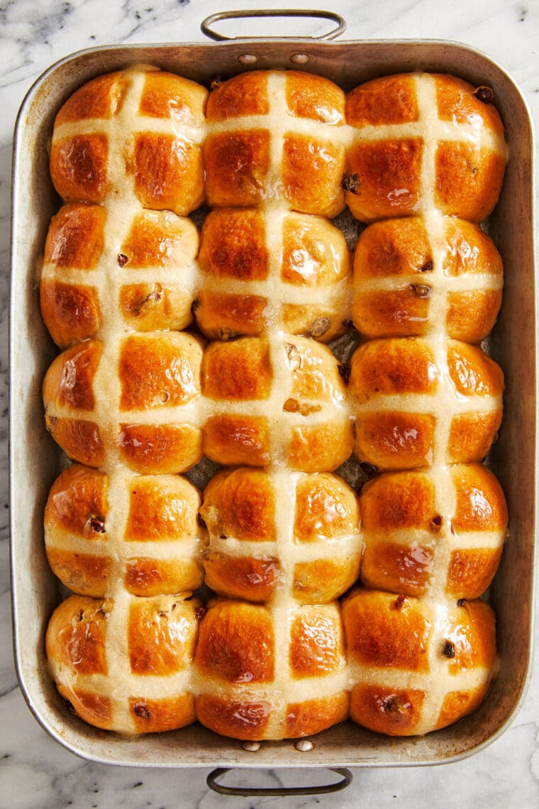 Hot Cross Buns - Pãezinhos quentes caseiros que são tão macios, fofos + ligeiramente doces.  Uma necessidade absoluta para a Páscoa - eles vão desaparecer tão rápido!