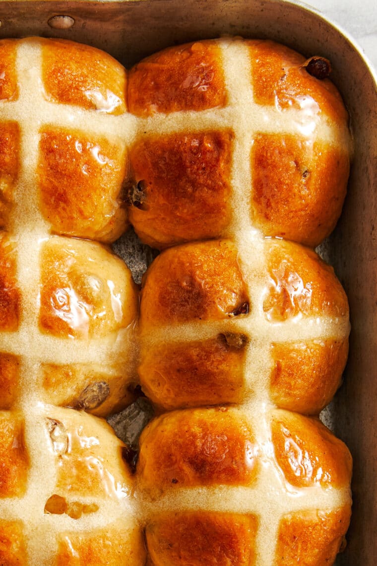 Hot Cross Buns - Pãezinhos quentes caseiros que são tão macios, fofos + ligeiramente doces.  Uma necessidade absoluta para a Páscoa - eles vão desaparecer tão rápido!