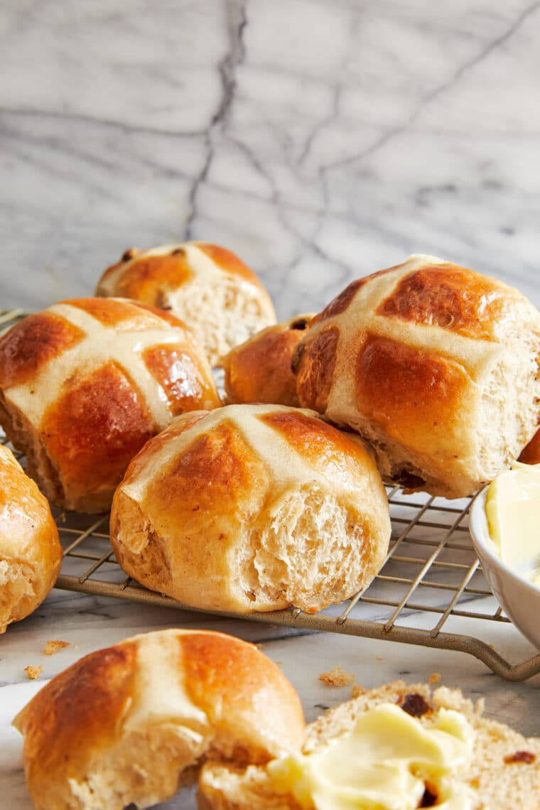 Hot Cross Buns - Pãezinhos quentes caseiros que são tão macios, fofos + ligeiramente doces.  Uma necessidade absoluta para a Páscoa - eles vão desaparecer tão rápido!