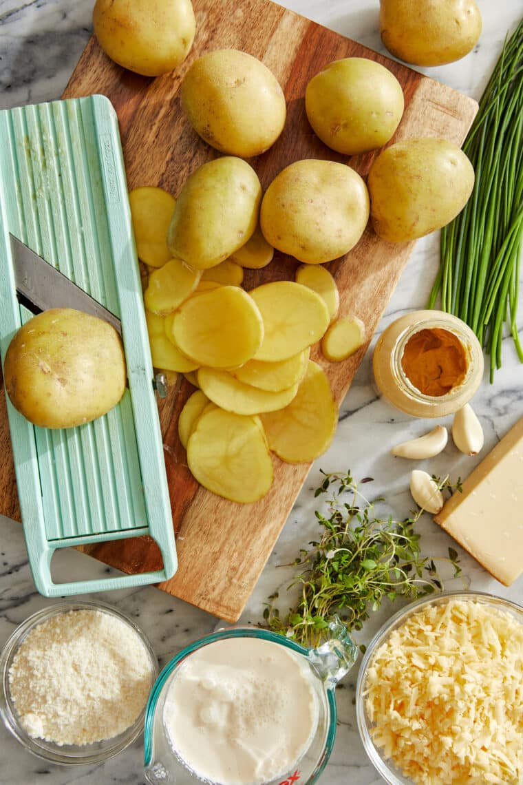 Картофель с гребешком на листе сковороды — лучшая часть — это самые хрустящие края и верхушки ВСЕ ВОКРУГ с самым сливочным вкусом внизу. Так хорошо!