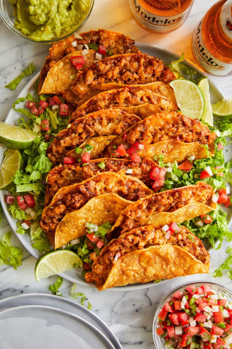 Tacos de Frango Assado Crocante - OH-SO-CRISP, tacos de frango crocantes e com queijo completamente assados ​​com PERFEIÇÃO absoluta.  Uma refeição super fácil durante a semana!