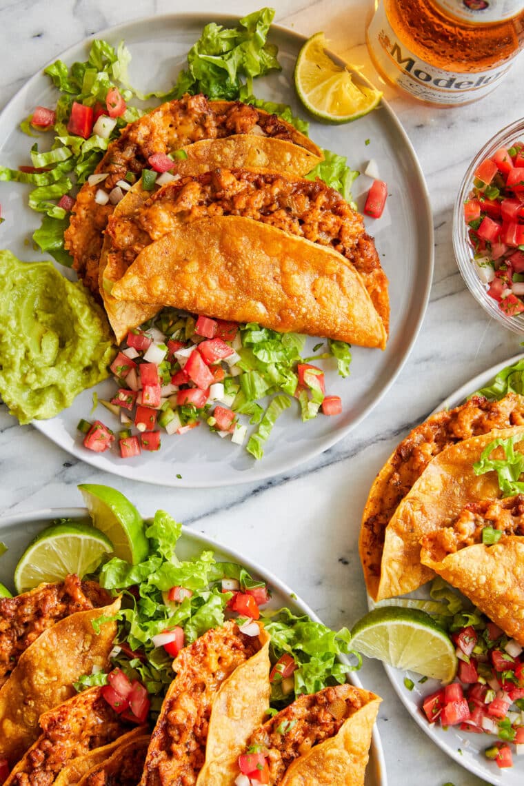 Tacos de Frango Assado Crocante - OH-SO-CRISP, tacos de frango crocantes e com queijo completamente assados ​​com PERFEIÇÃO absoluta.  Uma refeição super fácil durante a semana!