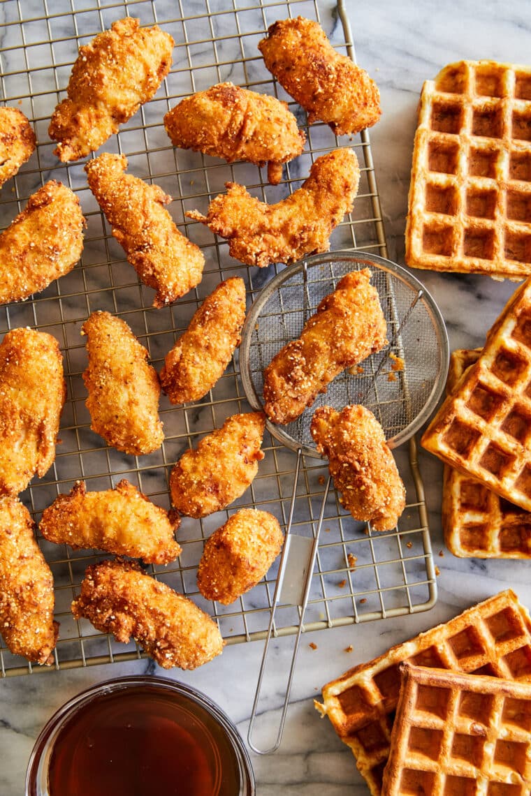 Honey Fried Chicken and Waffles - Frango frito super crocante, regado com uma cobertura de mel quente, servido com os mais fofos waffles de leitelho!