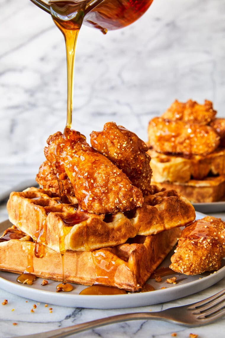 Honey Fried Chicken and Waffles - Frango frito super crocante, regado com uma cobertura de mel quente, servido com os mais fofos waffles de leitelho!