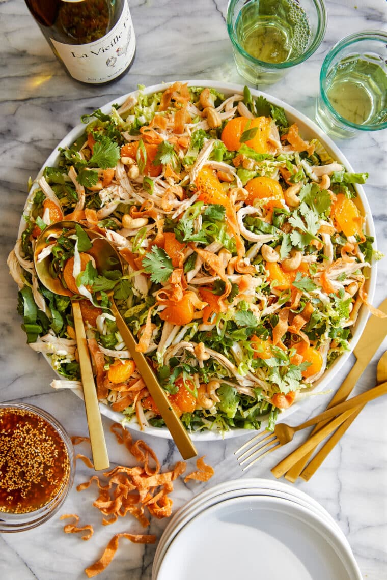 Chinese Chicken Salad - Feito com sobras de frango assado, alface, napa, tiras crocantes de wonton e o melhor molho de gengibre com gergelim de todos os tempos!