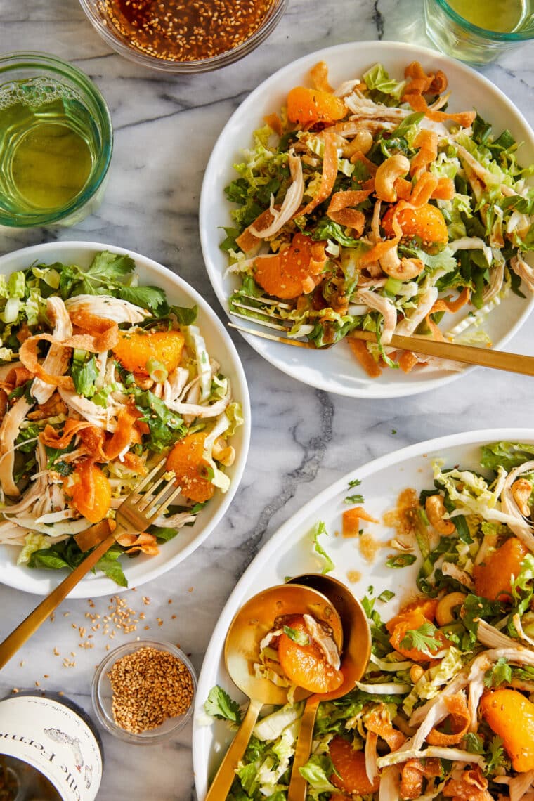 Chinese Chicken Salad - Feito com sobras de frango assado, alface, napa, tiras crocantes de wonton e o melhor molho de gengibre com gergelim de todos os tempos!