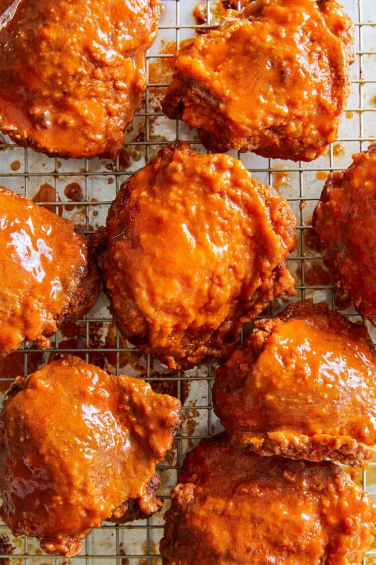 Nashville Hot Chicken — идеальная хрустящая, хрустящая и пикантная жареная курица.  Подается со сливочно-острым соусом, печеньем + чипсами из маринованных огурцов!