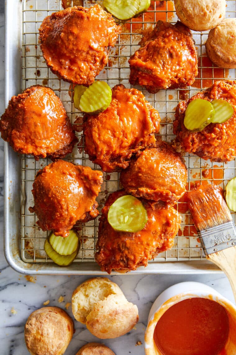 Nashville Hot Chicken — идеальная хрустящая, хрустящая и пикантная жареная курица.  Подается со сливочно-острым соусом, печеньем + чипсами из маринованных огурцов!