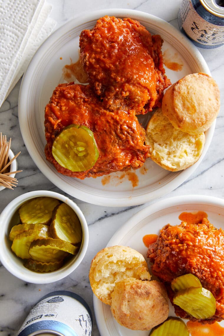 Nashville Hot Chicken — идеальная хрустящая, хрустящая и пикантная жареная курица.  Подается со сливочно-острым соусом, печеньем + чипсами из маринованных огурцов!