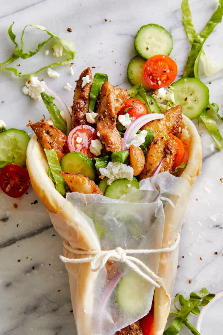 Sheet Pan Chicken Gyros - Perfect gekruide kip, tot in de perfectie gebakken op ÉÉN PAN!  Serveer in warme pitabroodjes voor een snelle doordeweekse maaltijd!