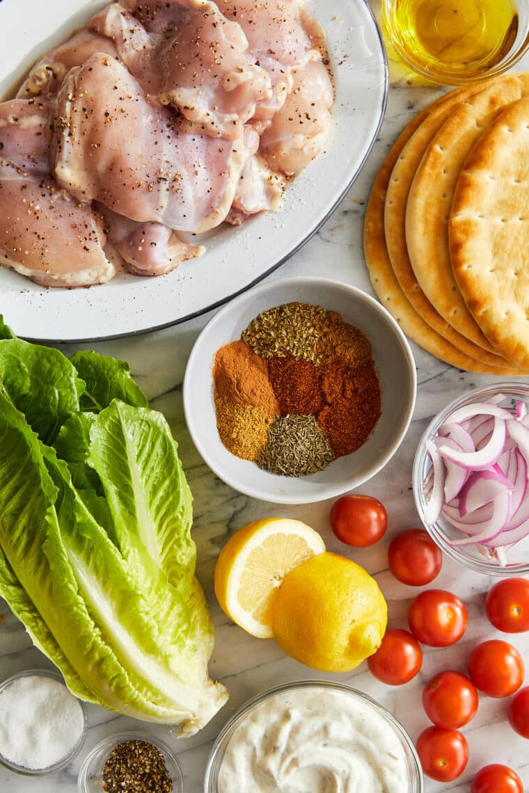 Sheet Pan Chicken Gyros - Perfect gekruide kip, tot in de perfectie gebakken op ÉÉN PAN!  Serveer in warme pitabroodjes voor een snelle doordeweekse maaltijd!