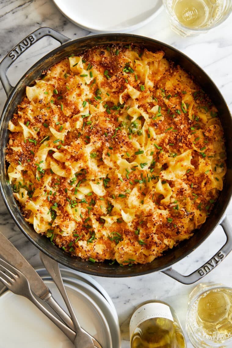 Tonijnnoedelschotel - Klassieke tonijnnoedelschotel!  Zo gezellig, zo romig.  Gemaakt met tonijn uit blik, eiernoedels en een knapperige Panko-topping!