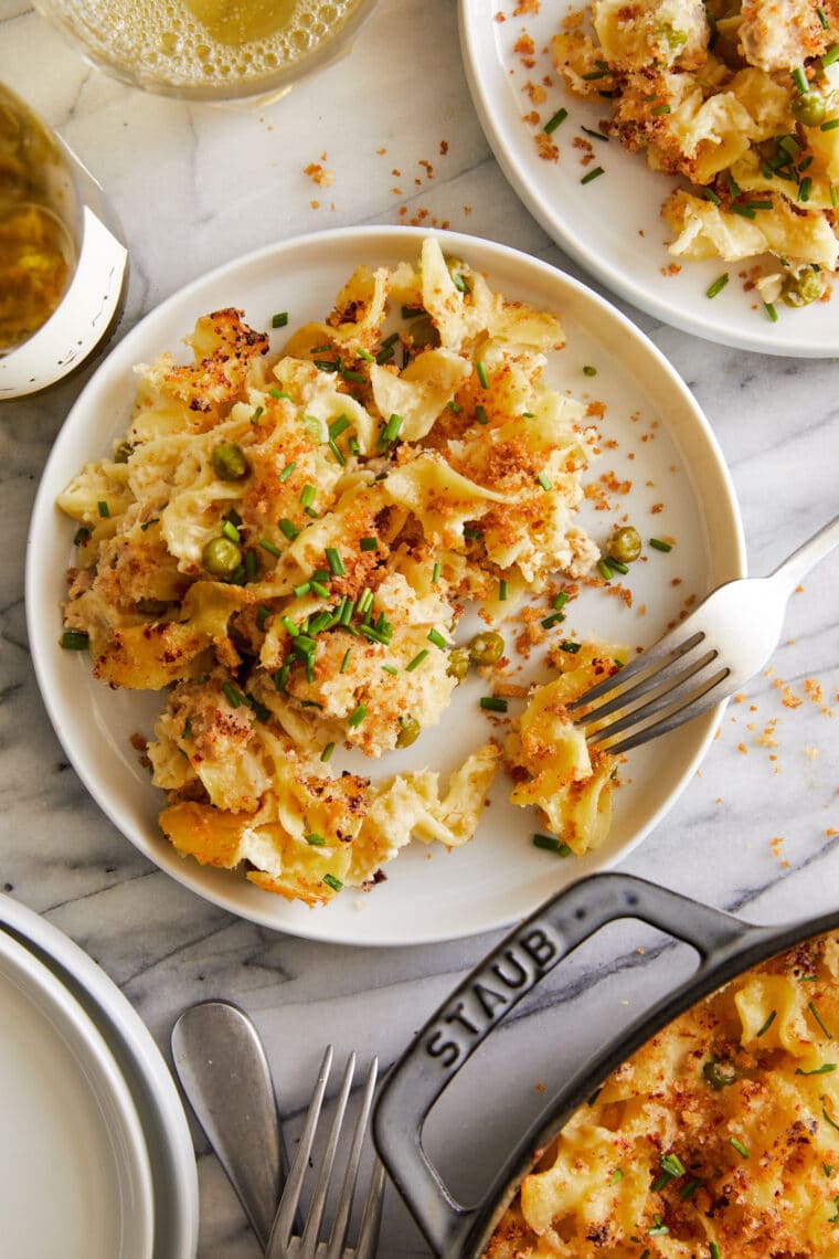 Tonijnnoedelschotel - Klassieke tonijnnoedelschotel!  Zo gezellig, zo romig.  Gemaakt met tonijn uit blik, eiernoedels en een knapperige Panko-topping!