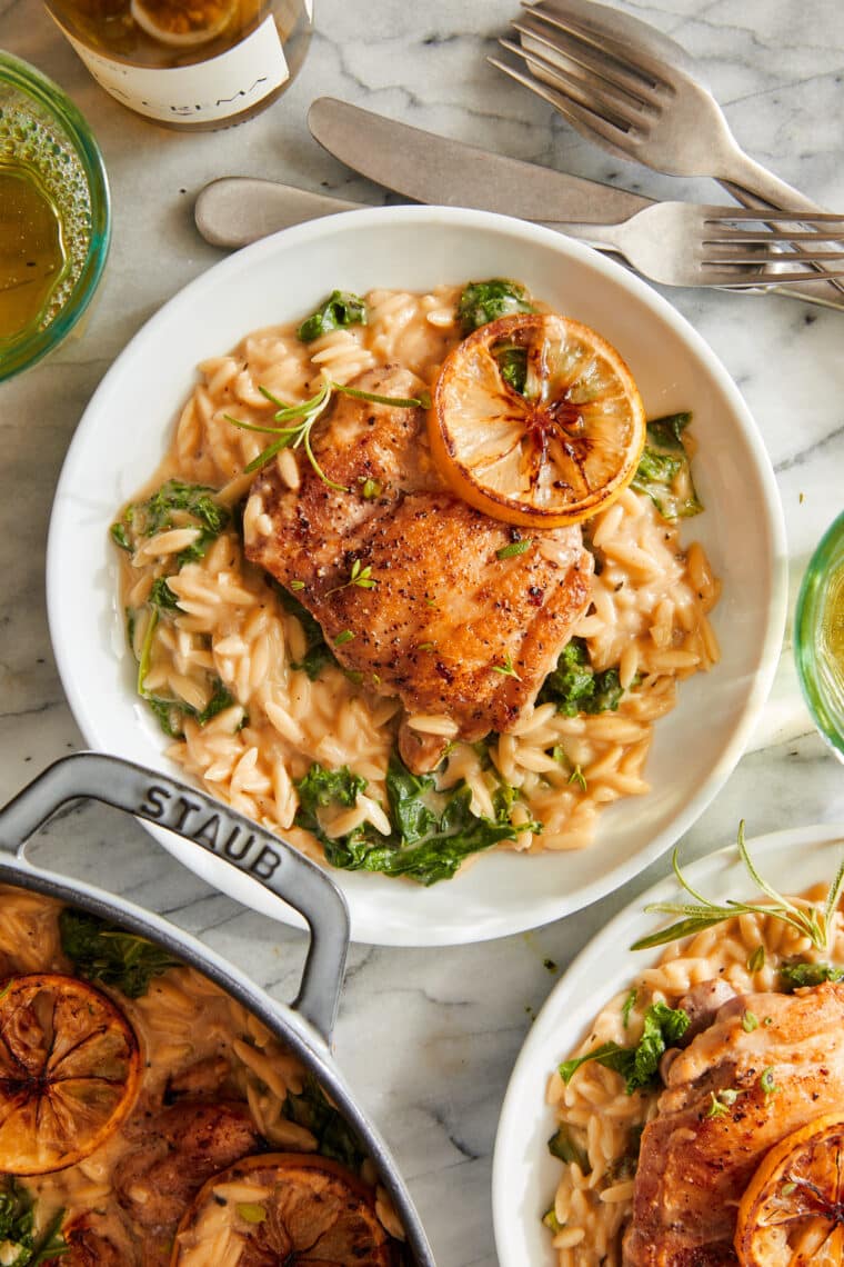 One Pot Lemon Chicken en Orzo - Goudbruine, sappige kip met de meest romige citroenachtige orzo + stiekem groen, allemaal gemaakt in ÉÉN ENKELE POT!