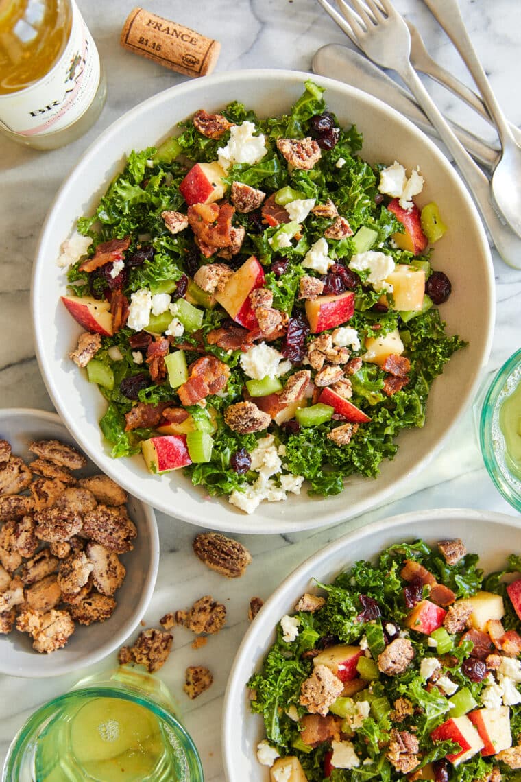 Apple Cranberry Pecan Salad - Een heldere, verfrissende herfstsalade met appels, spek + de meest verbazingwekkende gekonfijte pecannoten.  Perfect voor de feestdagen!