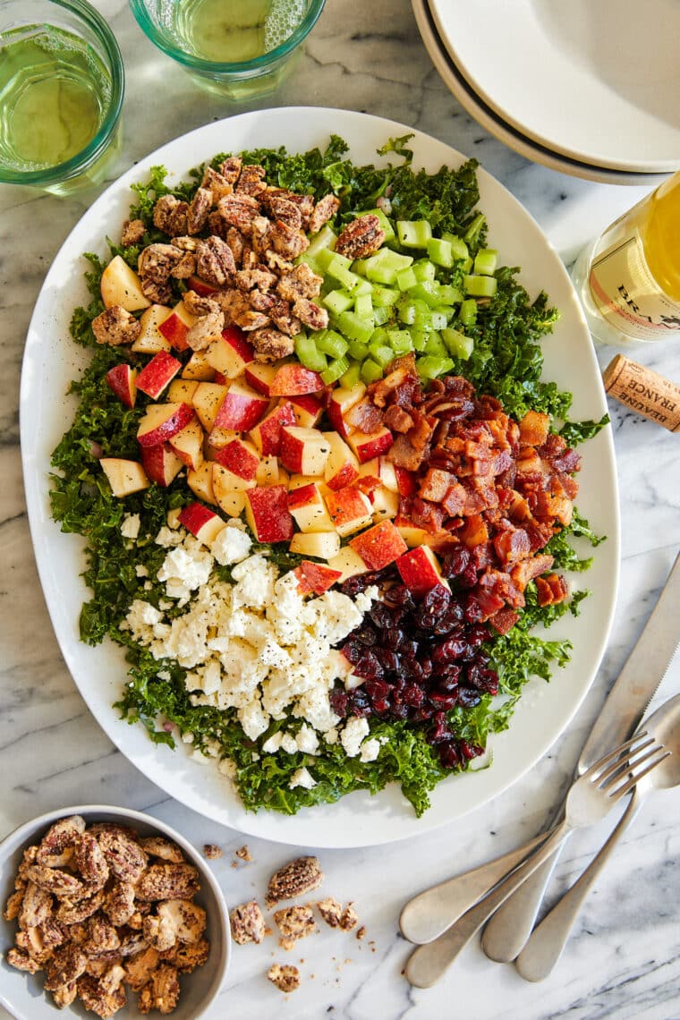 Apple Cranberry Pecan Salad - Een heldere, verfrissende herfstsalade met appels, spek + de meest verbazingwekkende gekonfijte pecannoten.  Perfect voor de feestdagen!