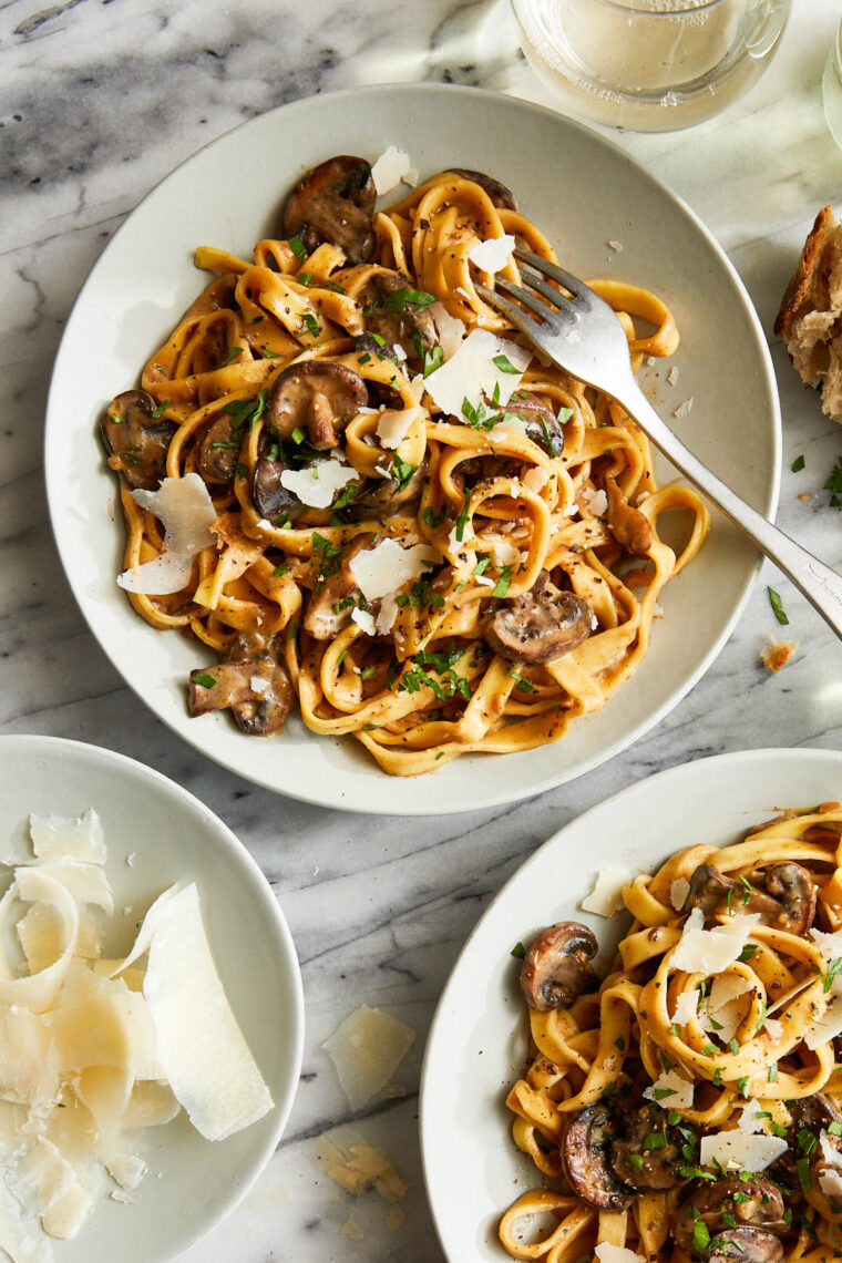 Creamy Mushroom Pasta - Creamy, garlicky, mushroom fettuccine that's oh-so-fancy (and so stinking easy). An absolute weeknight staple here!