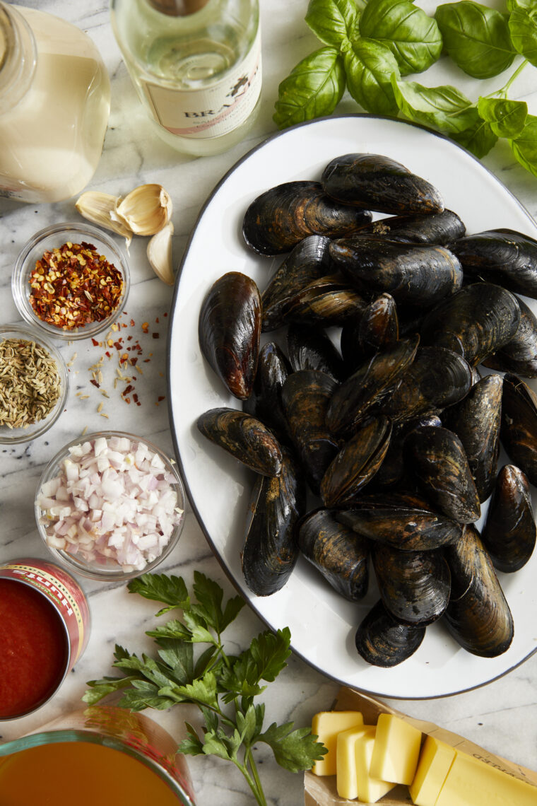 Steamed Mussels in Tomato Cream Sauce - Quick to cook, oh-so-perfect mussels in the best cream sauce ever. Serve with a baguette for dipping!