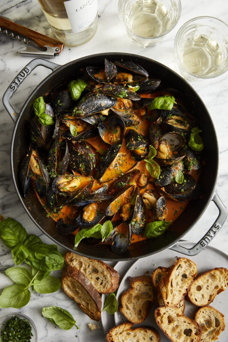 Steamed Mussels in Tomato Cream Sauce - Quick to cook, oh-so-perfect mussels in the best cream sauce ever. Serve with a baguette for dipping!