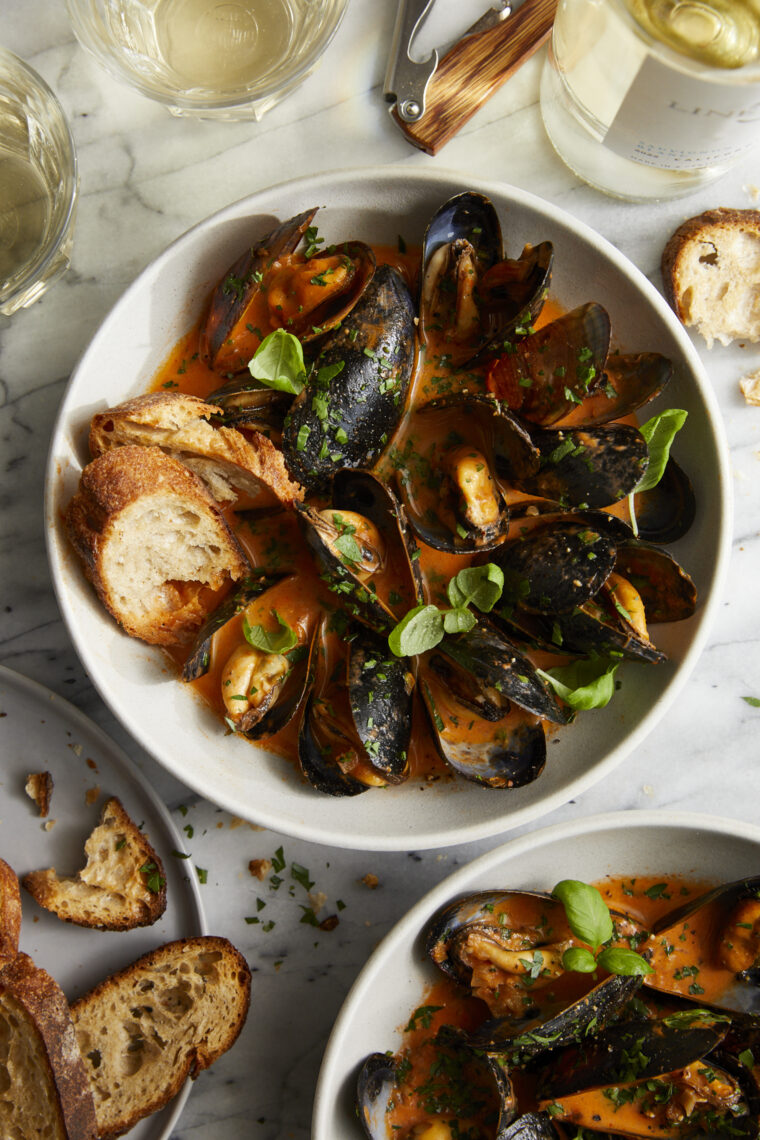 Steamed Mussels in Tomato Cream Sauce - Quick to cook, oh-so-perfect mussels in the best cream sauce ever. Serve with a baguette for dipping!