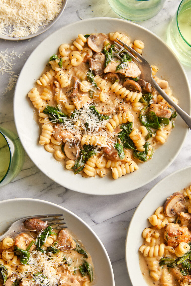 One Pot Creamy Chicken and Mushroom Pasta - No fuss ONE POT MEAL! So so creamy, so easy. Chockfull of tender chicken, mushrooms, and spinach!