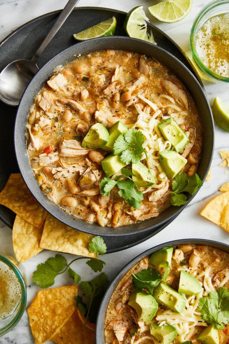 Instant Pot White Chicken Chili - With tender shredded chicken and pantry staples! So creamy, so flavorful. Only needs 15 min of cook time!